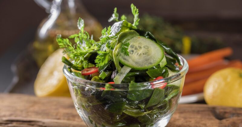 野菜や海藻を中心に副菜を選ぶ